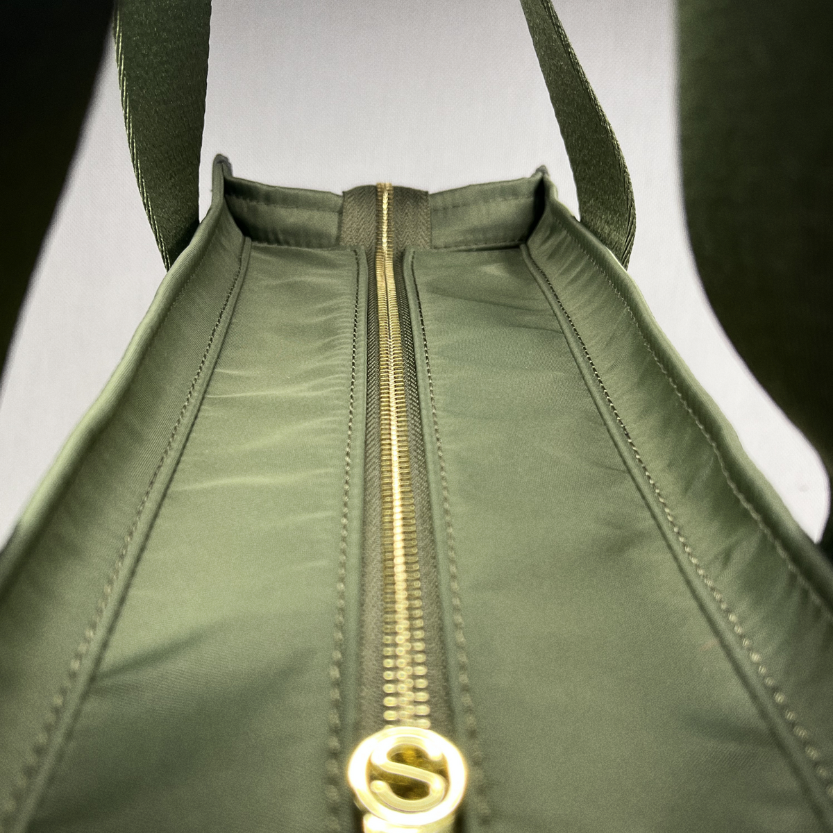 Artemis Tote — Green - Artemis top zipper opening